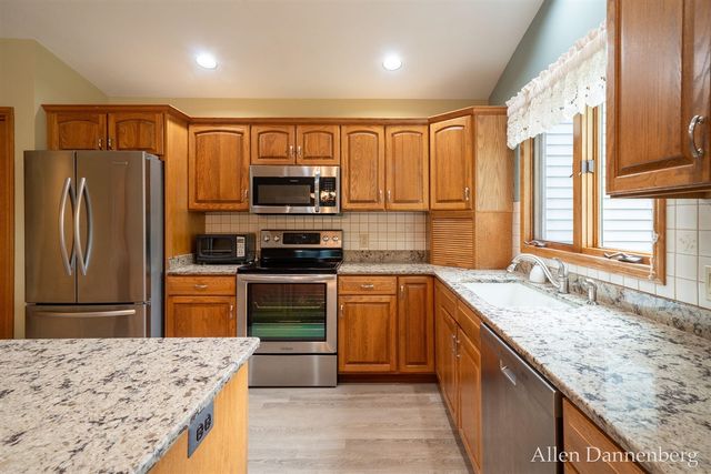 1946 Lakeview Drive, Zeeland, MI 49464