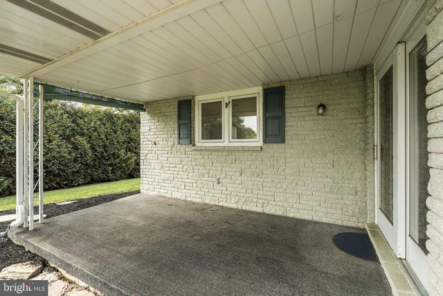 19 EDRIS RD, Womelsdorf, PA 19567