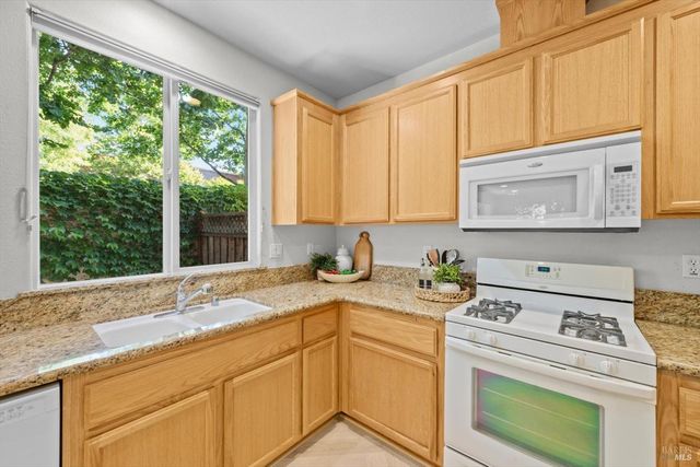 313 Toyon Ln, Vacaville, CA 95687