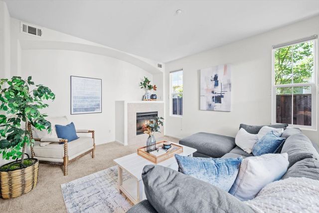 313 Toyon Ln, Vacaville, CA 95687