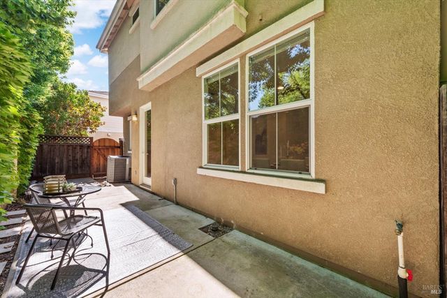 313 Toyon Ln, Vacaville, CA 95687