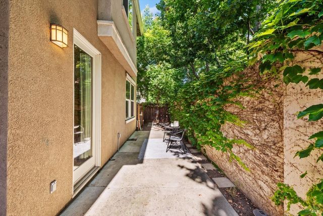 313 Toyon Ln, Vacaville, CA 95687