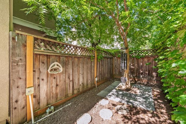 313 Toyon Ln, Vacaville, CA 95687