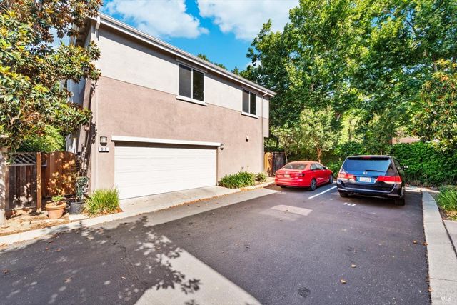 313 Toyon Ln, Vacaville, CA 95687