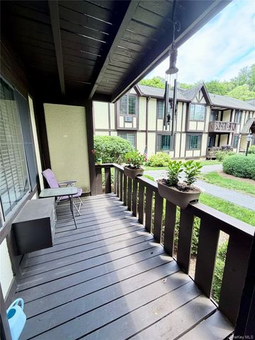 20 Foxwood Drive 1, Pleasantville, NY 10570