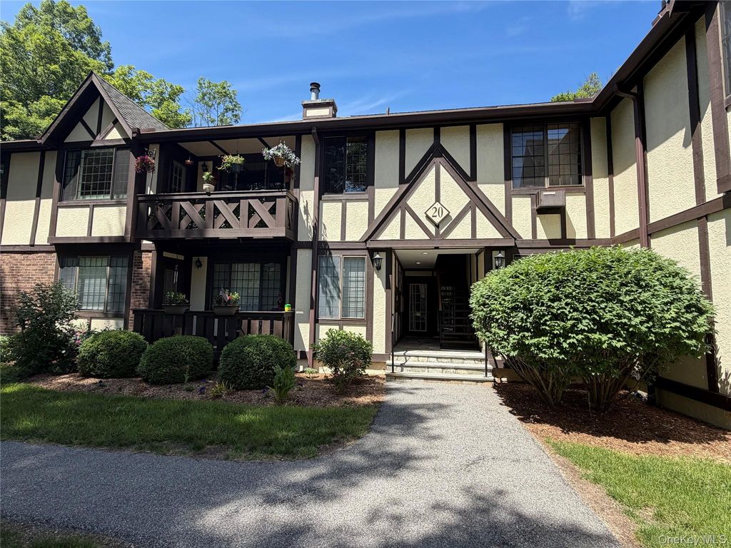 20 Foxwood Drive 1, Pleasantville, NY 10570