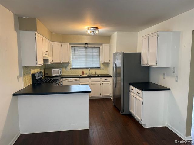 19335 Mandarin Drive, Roseville, MI 48066