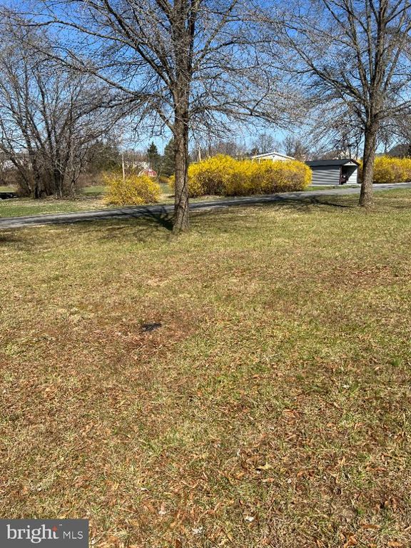 Image 6 of property listing at 132 POWELL LN, Martinsburg, WV 25404