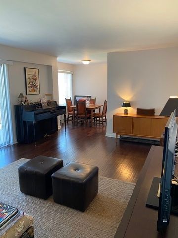 6833 N Kedzie Avenue 914, Chicago, IL 60645