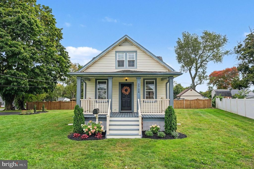 2724 NEW FALLS RD, LEVITTOWN, PA 19056 — exterior