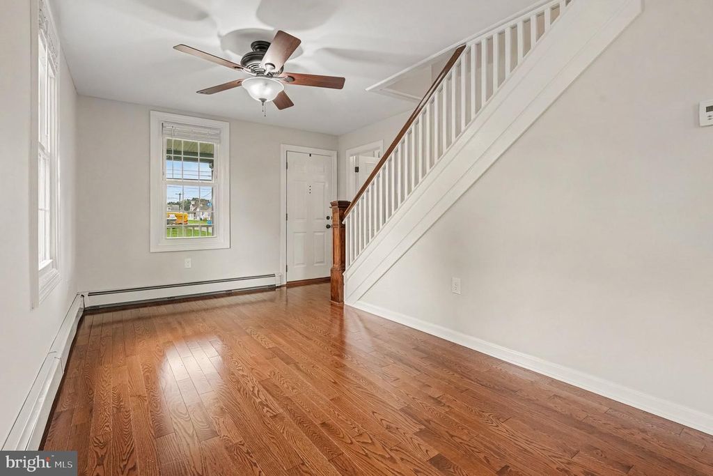 2724 NEW FALLS RD, LEVITTOWN, PA 19056 — photo 5