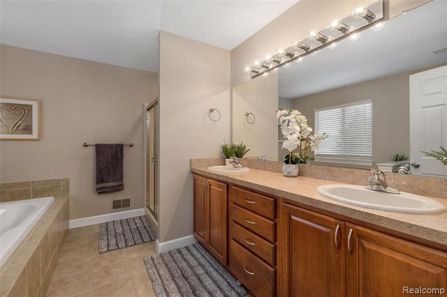 297 Gleneagles, Highland, MI 48357