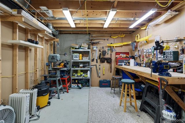 297 Gleneagles, Highland, MI 48357