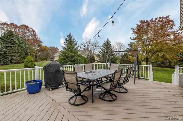 297 Gleneagles, Highland, MI 48357