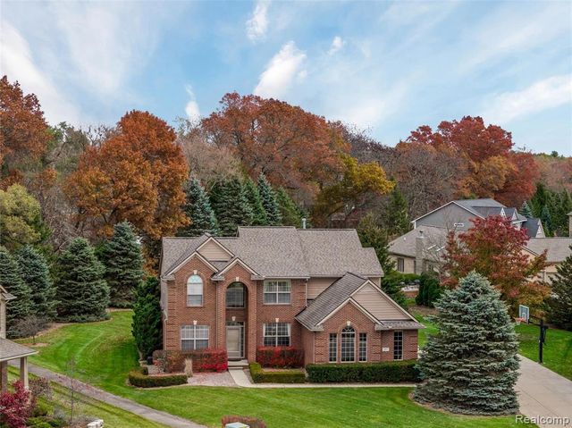 297 Gleneagles, Highland, MI 48357