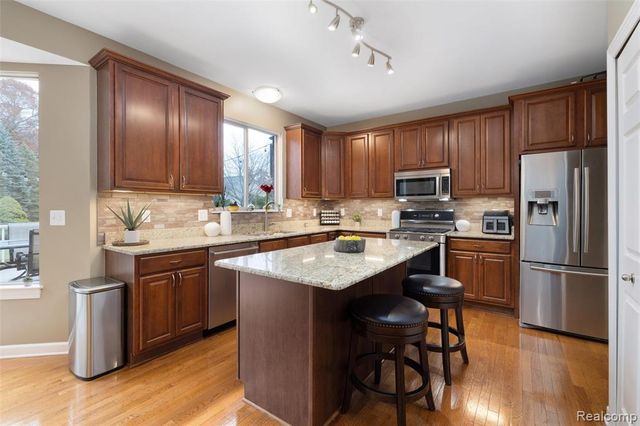 297 Gleneagles, Highland, MI 48357