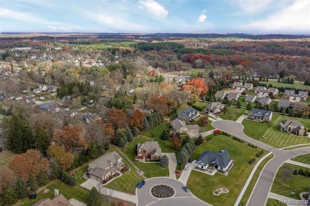 297 Gleneagles, Highland, MI 48357