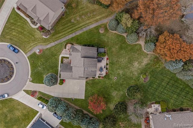 297 Gleneagles, Highland, MI 48357