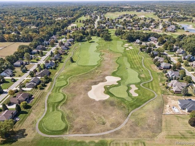 297 Gleneagles, Highland, MI 48357