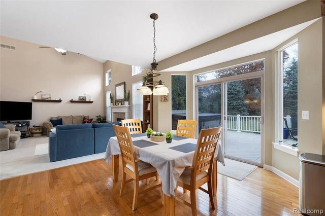 297 Gleneagles, Highland, MI 48357