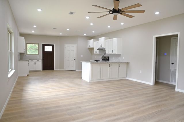 104 Red Oak Drive, Mena, AR 71953