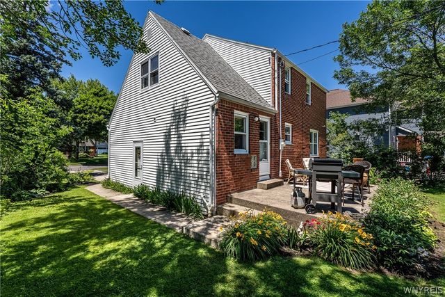186 Ridgewood Dr, Amherst, NY 14226
