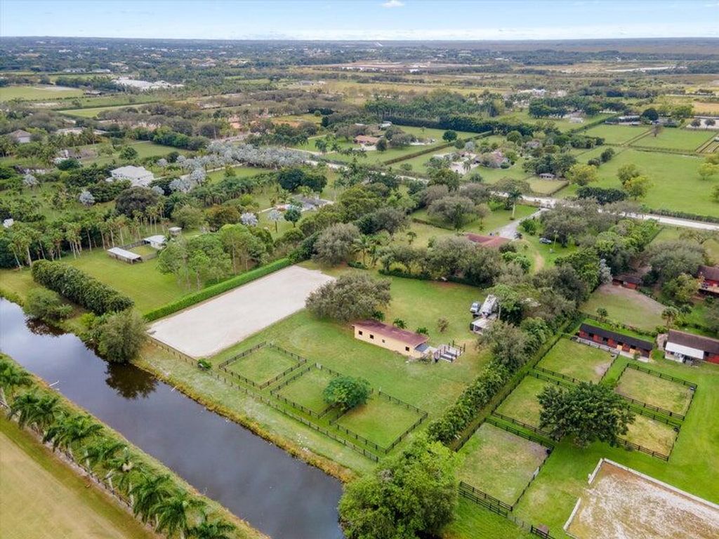 Image 4 of property listing at 16693 Deer Path Lane, Wellington, FL 33470