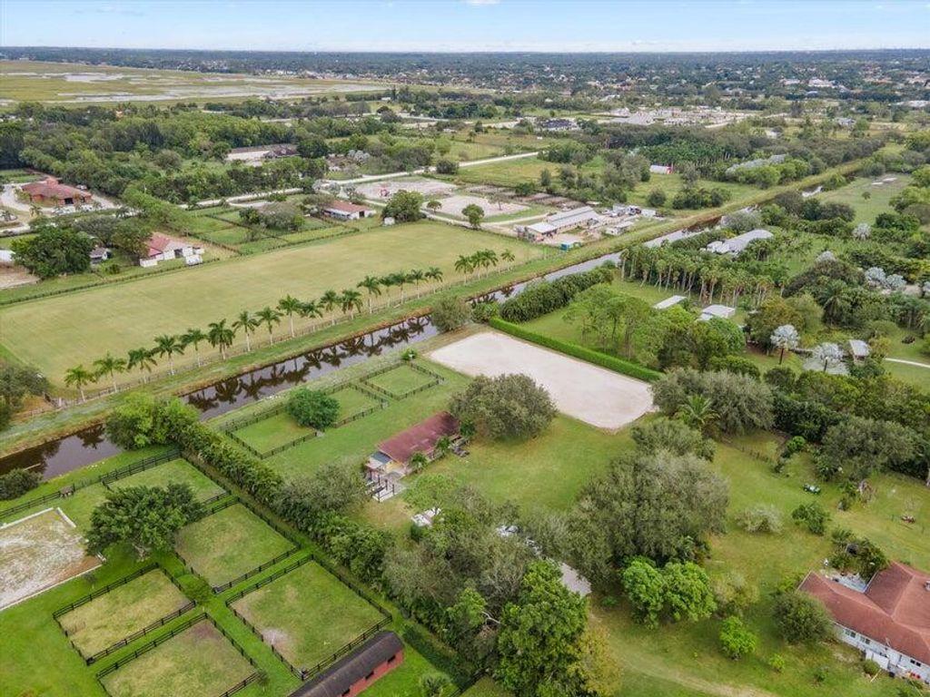 Image 5 of property listing at 16693 Deer Path Lane, Wellington, FL 33470