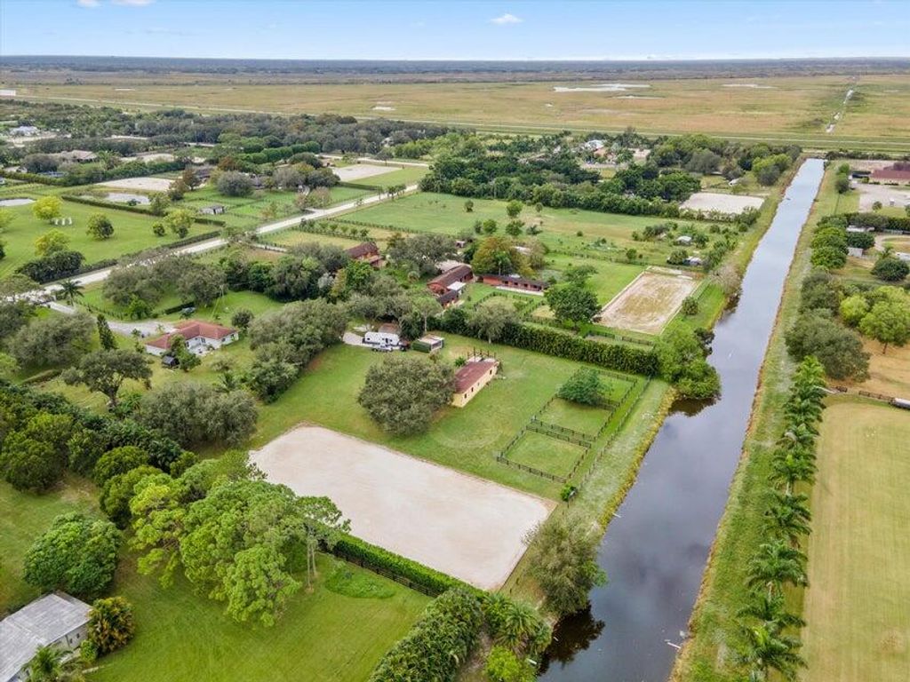 Image 7 of property listing at 16693 Deer Path Lane, Wellington, FL 33470