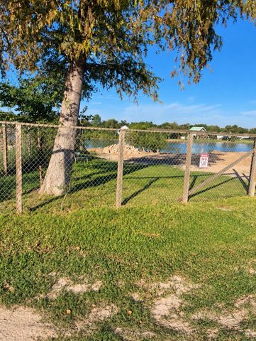 211 Riverside Street, Highlands, TX 77562