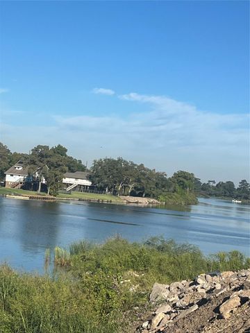 211 Riverside Street, Highlands, TX 77562