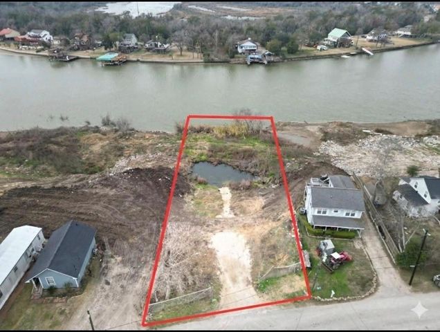 211 Riverside Street, Highlands, TX 77562