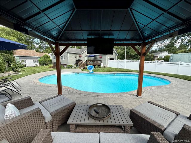 15 Crane Neck Drive, Sound Beach, NY 11789