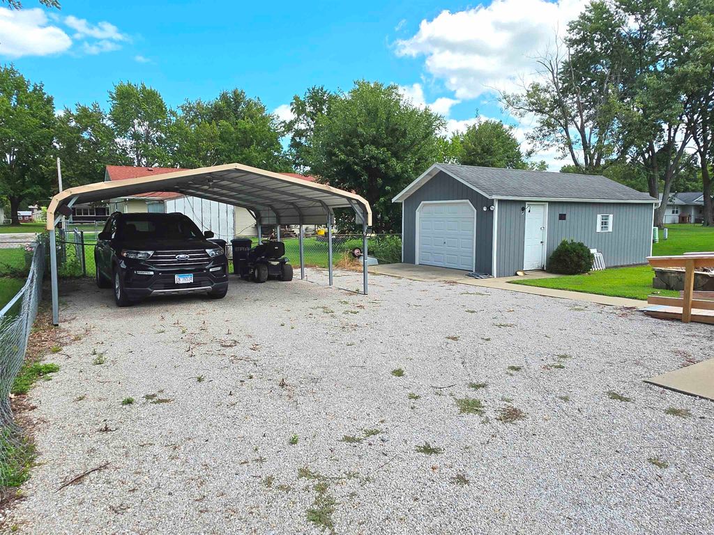 Image 2 of property listing at 346 Woodland Drive, Salem, IL 62881