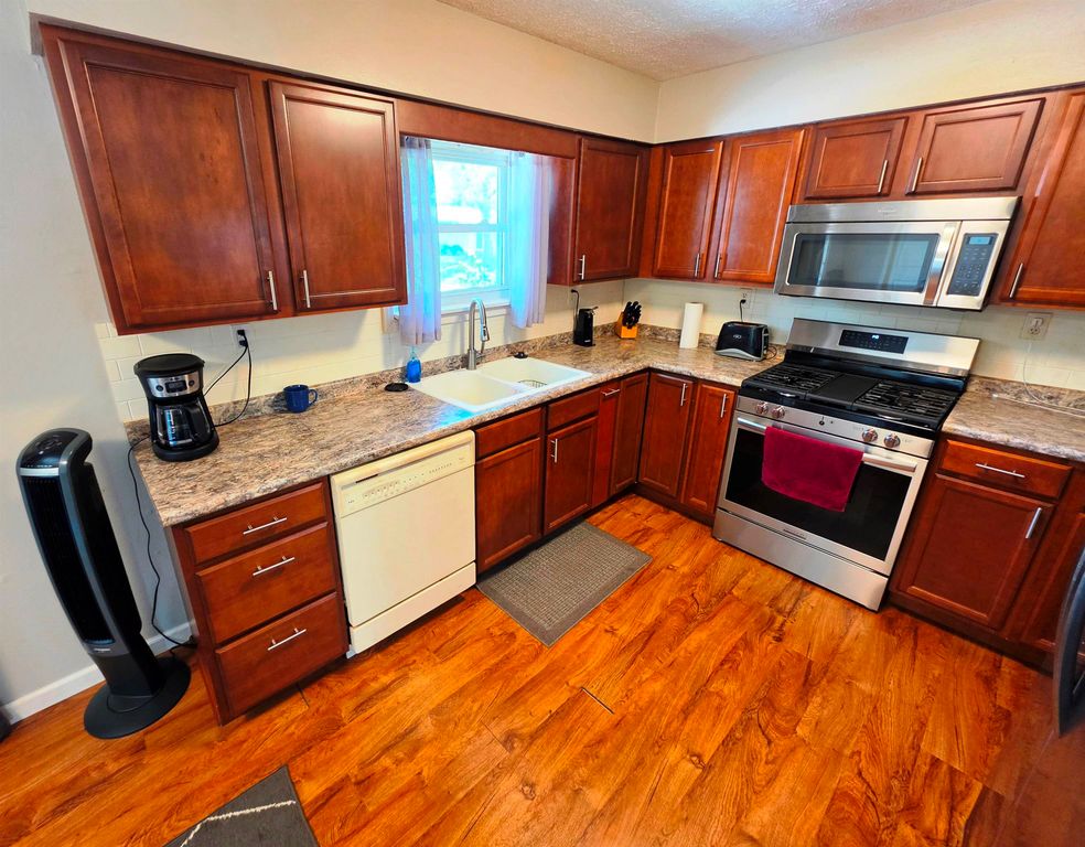 Image 12 of property listing at 346 Woodland Drive, Salem, IL 62881