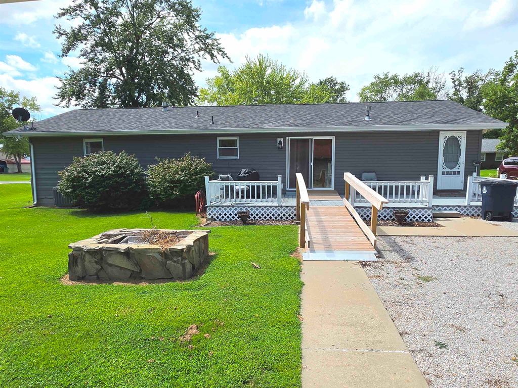 Image 3 of property listing at 346 Woodland Drive, Salem, IL 62881