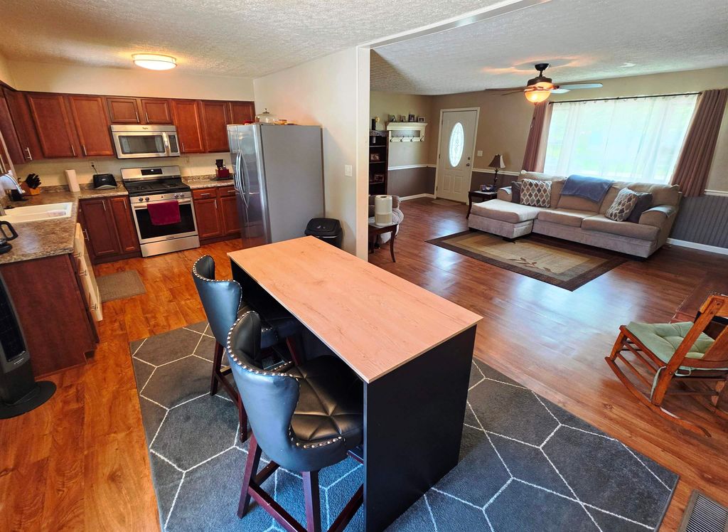 Image 4 of property listing at 346 Woodland Drive, Salem, IL 62881