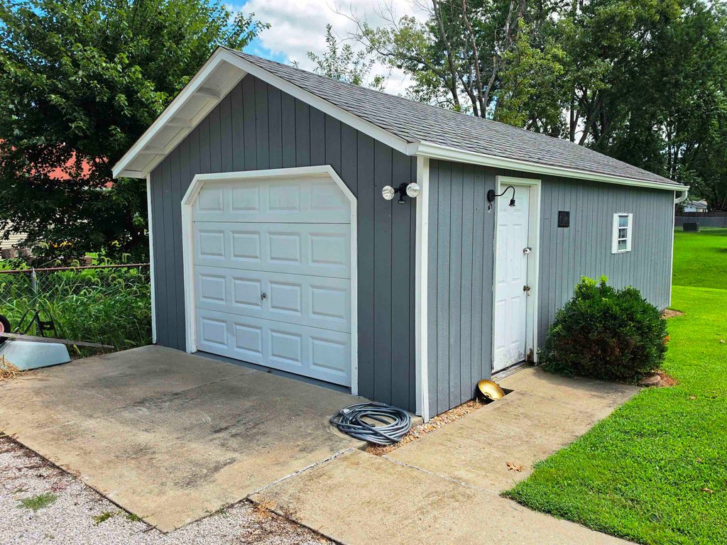 Image 32 of property listing at 346 Woodland Drive, Salem, IL 62881
