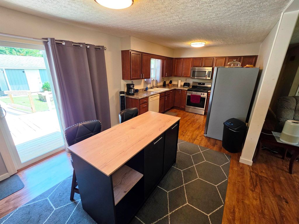 Image 5 of property listing at 346 Woodland Drive, Salem, IL 62881