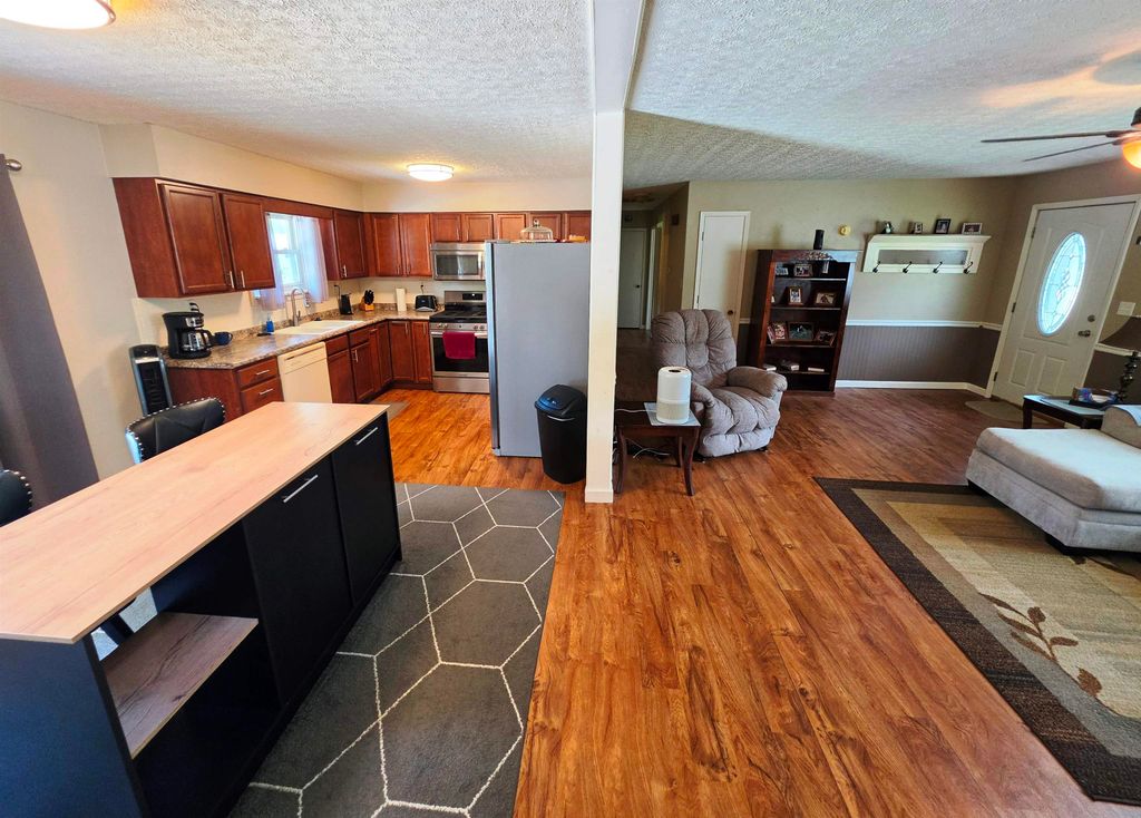 Image 6 of property listing at 346 Woodland Drive, Salem, IL 62881