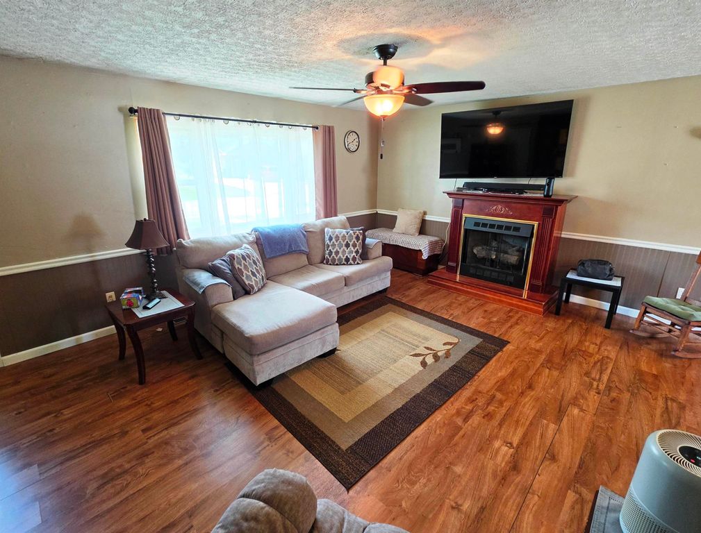 Image 7 of property listing at 346 Woodland Drive, Salem, IL 62881