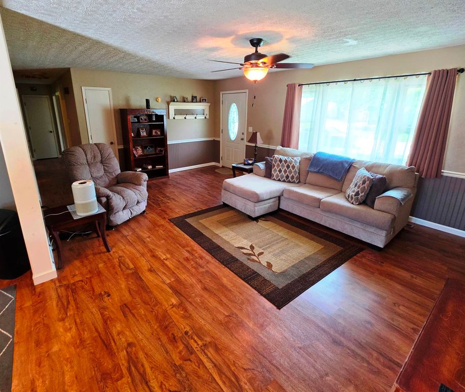 Image 8 of property listing at 346 Woodland Drive, Salem, IL 62881
