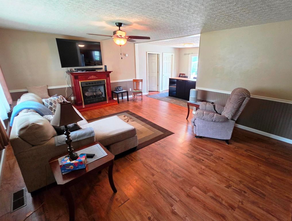 Image 9 of property listing at 346 Woodland Drive, Salem, IL 62881