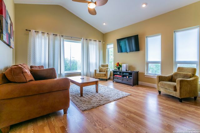 1024 SUMMIT BLF, Canyon Lake, TX 78133