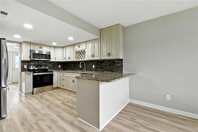 978 Smoke Tree Ln LN, Virginia Beach, VA 23452