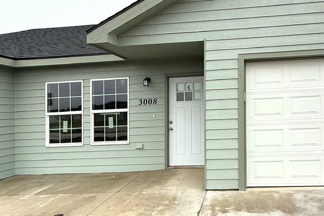 3008 Fountain Dr, Salina, KS 67401