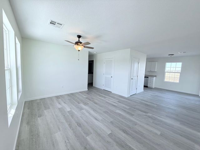 3008 Fountain Dr, Salina, KS 67401