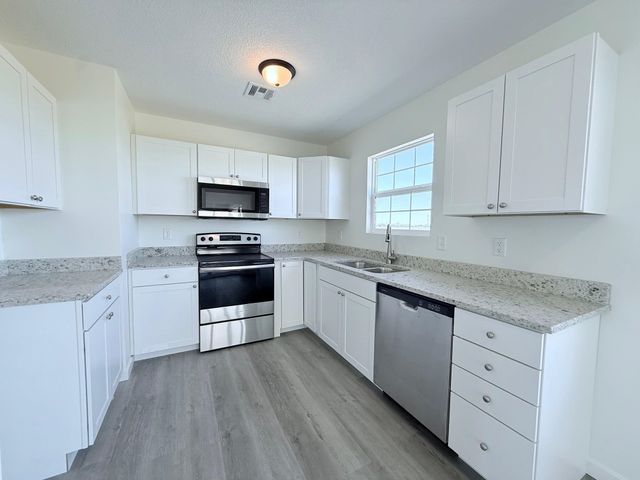 3008 Fountain Dr, Salina, KS 67401