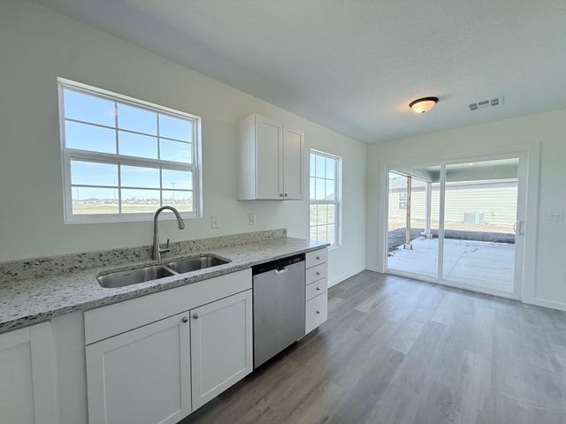 3008 Fountain Dr, Salina, KS 67401