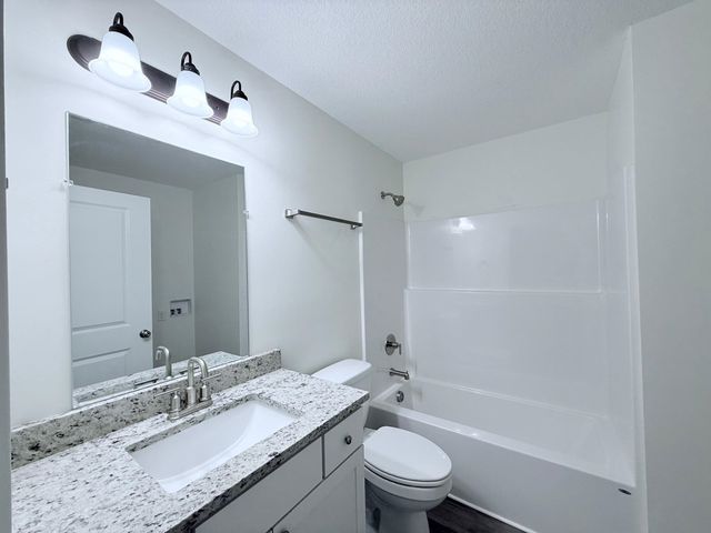 3008 Fountain Dr, Salina, KS 67401